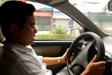 Thầy giáo toát mồ hôi nghe cuộc gọi cầu cứu của quý bà lái xe