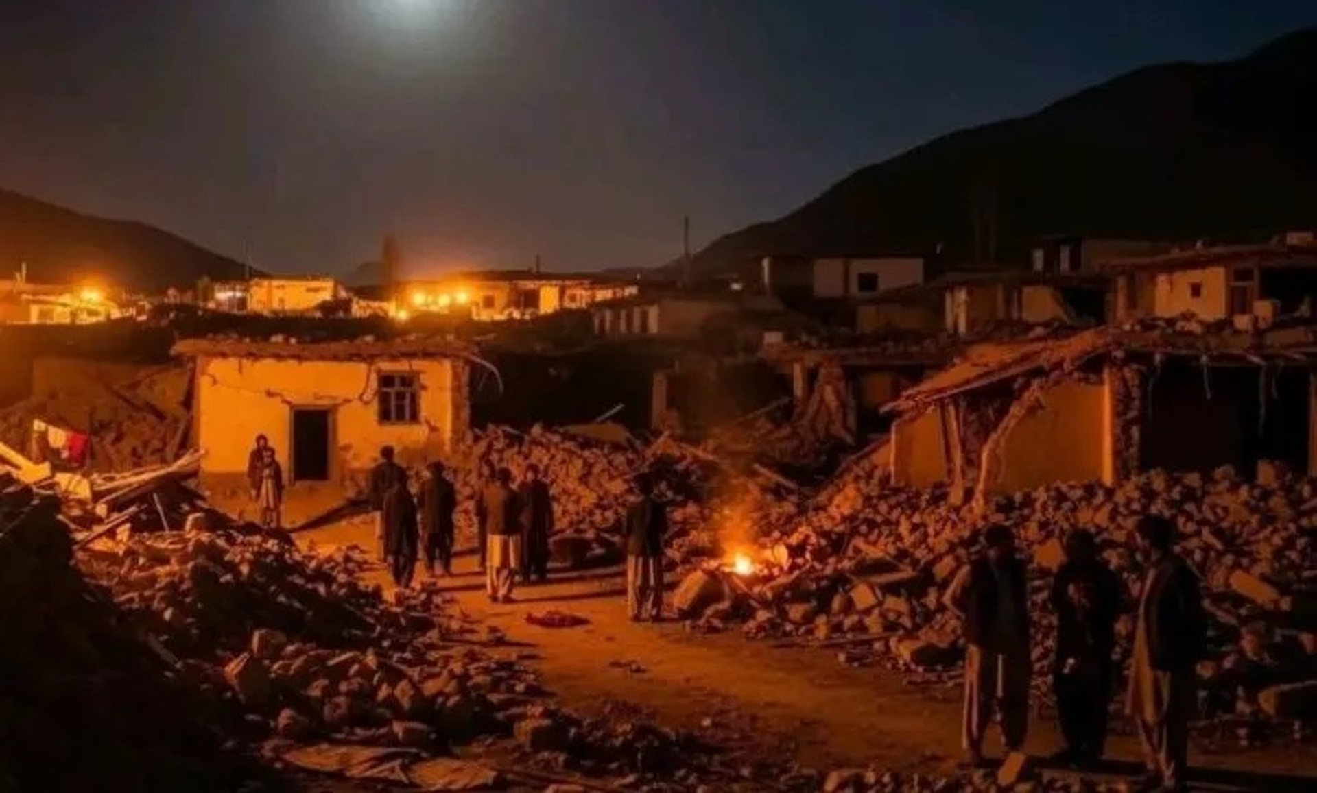 Cảnh đổ nát sau động đất khiến hơn 800 người thiệt mạng ở Afghanistan - 1