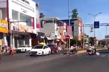 Người đàn ông chạy xe lạng lách trên đường phố