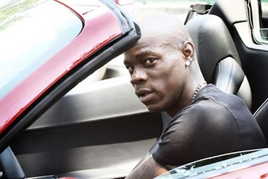 Vừa tới Italia, Balotelli đã thể hiện thói “ngựa chứng”