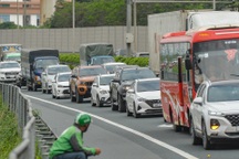 Chưa hết nghỉ lễ, người dân ùn ùn quay lại Thủ đô vì "ám ảnh tắc đường"