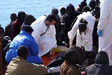 Ý giải cứu 2.000 người nhập cư lênh đênh trên biển