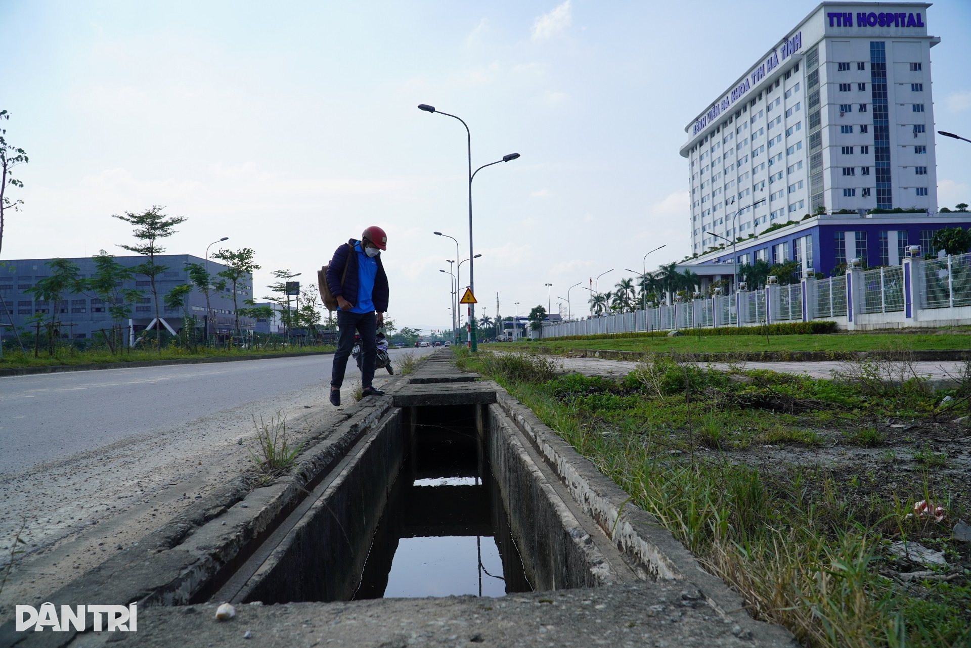 Đường trăm tỷ ở cửa ngõ thành phố lồi lõm, bẫy người đi đường - 8