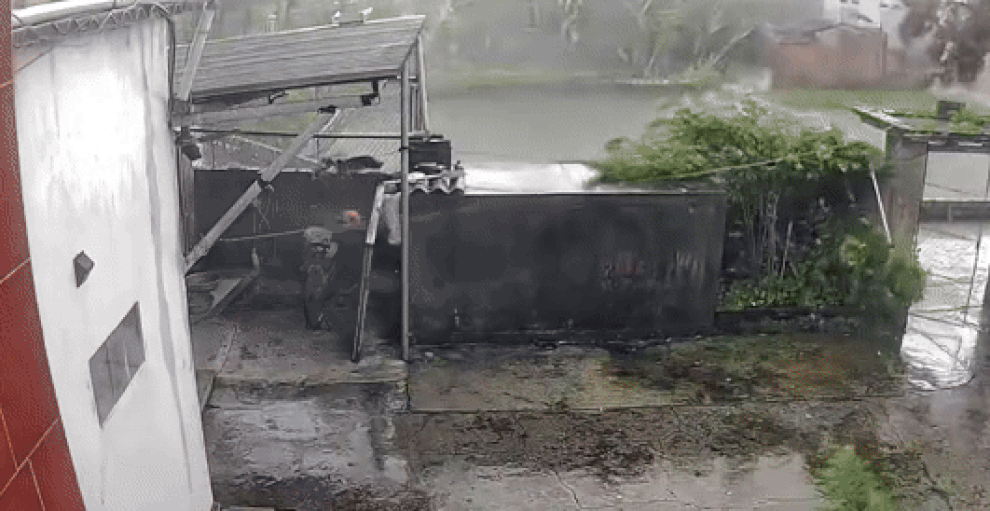 10 giây dông lốc cuốn bay nóc nhà ở Hải Phòng, chủ nhà xem lại vẫn run - 1