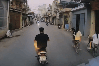 Người đi xe máy giơ "ngón tay thối", cố tình lạng lách cản đường ô tô