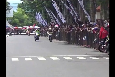 Bị chơi xấu, tay đua quyết ăn thua đủ với đối thủ