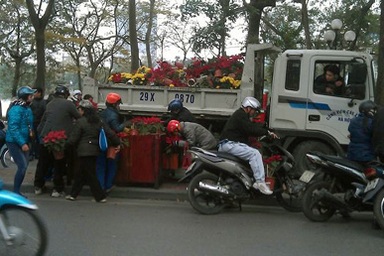 Hà Nội: Thản nhiên “hôi hoa” bên hồ Hoàn Kiếm