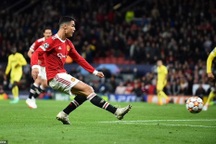 Giúp Man Utd hạ Villarreal, Ronaldo lập kỷ lục mới ở Champions League
