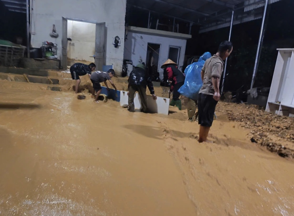 Thanh niên bị lũ cuốn trôi hơn 100m được công an cứu sống giữa đêm - 2 Thanh niên bị lũ cuốn trôi hơn 100m được công an cứu sống giữa đêm - 2