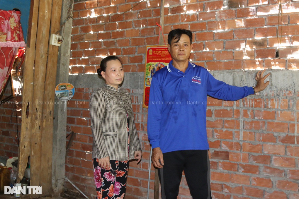 Con gái mắc bệnh hiểm nghèo, nhà sắp sập cũng không dám sửa - 2 Con gái mắc bệnh hiểm nghèo, nhà sắp sập cũng không dám sửa - 2