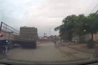 Lái ôtô đi ngược chiều - Hành động thách thức pháp luật