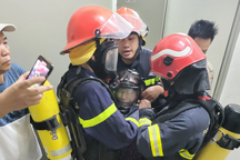 Giải cứu 2 phụ nữ thoát khỏi đám cháy chung cư ở Hà Nội