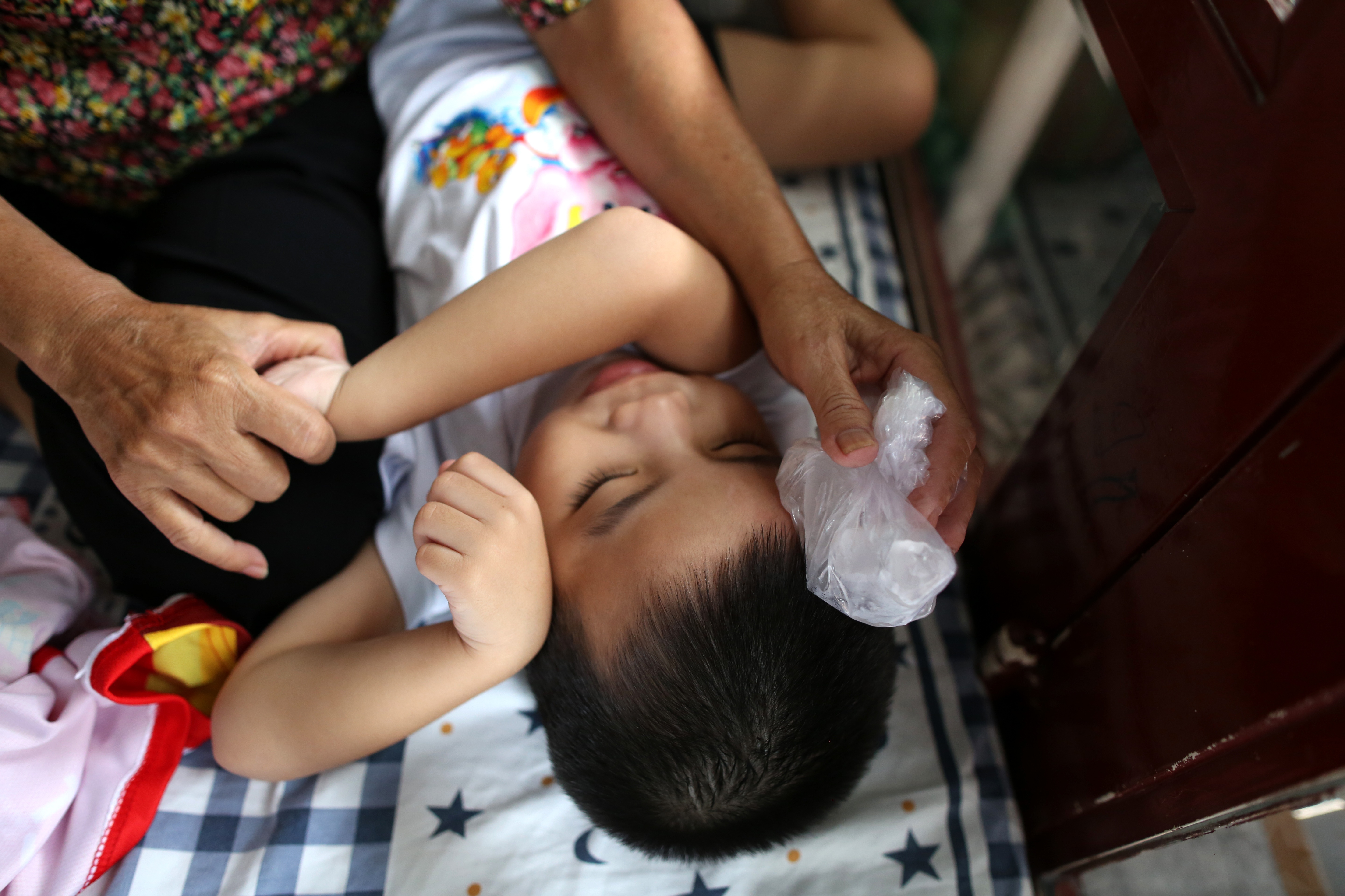 Tương lai nào cho ba đứa trẻ không cha, mồ côi mẹ ở cùng ông bà già yếu? - 4 Tương lai nào cho ba đứa trẻ không cha, mồ côi mẹ ở cùng ông bà già yếu? - 4