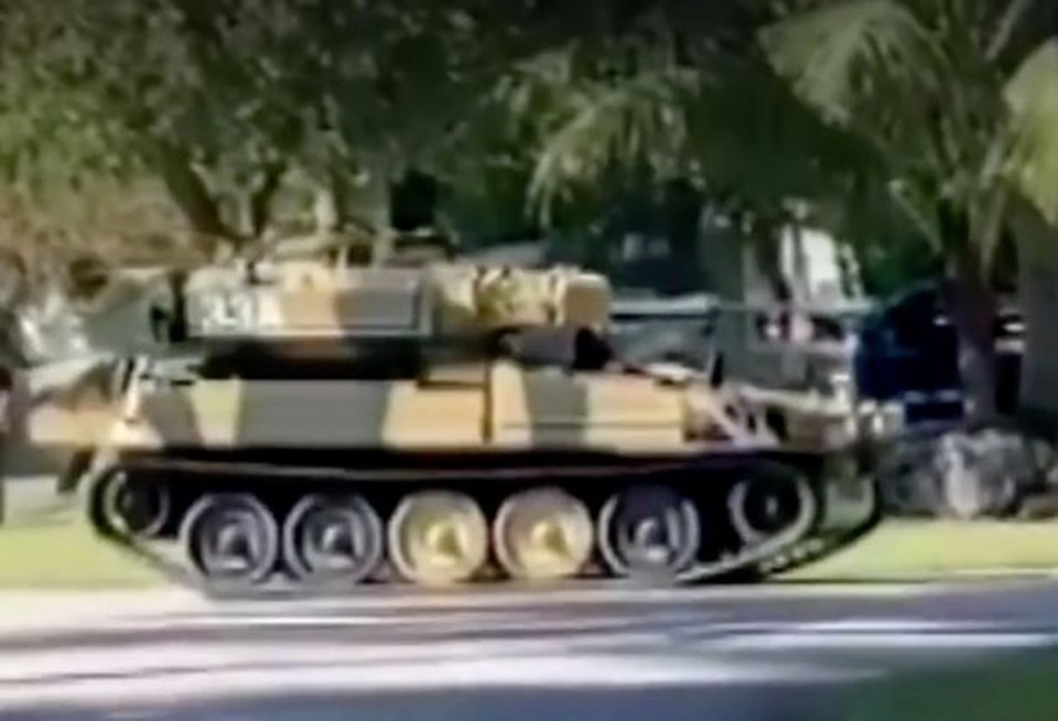 Chơi trội lái xe tăng đi... dạo phố - 2 Chơi trội lái xe tăng đi... dạo phố - 2