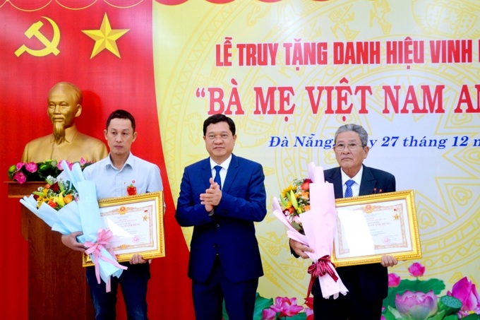 Phó Chủ tịch Thường trực HĐND TP Đà Nẵng Trần Phước Sơn trao bằng truy tặng danh hiệu Bà Mẹ Việt Nam Anh hùng cho đại diện các gia đình.