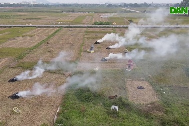Cảnh đốt rơm rạ khiến Hà Nội mịt mù trong khói