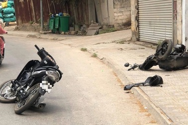 Nữ sinh đi xe máy ôm cua lấn làn, đốn ngã thanh niên ở làn đối diện
