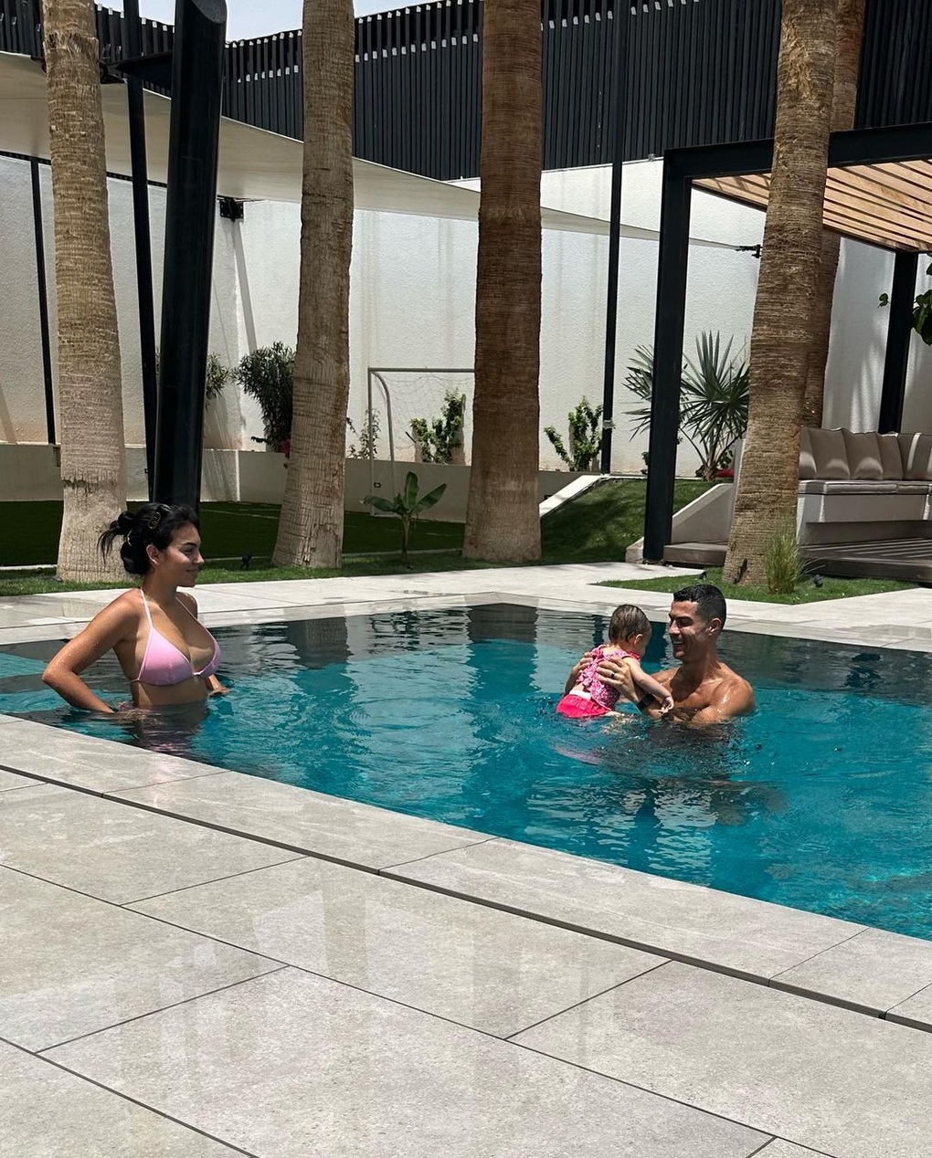 Ronaldo và bạn gái khoe cơ ngơi mới ở Ả Rập Xê-út - 2 Ronaldo và bạn gái khoe cơ ngơi mới ở Ả Rập Xê-út - 2