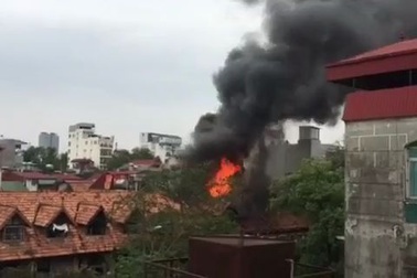 Lửa và khói đen bùng phát dữ dội trên phố Phùng Hưng