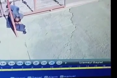 Cười nghiêng ngả với "công nghệ" thực sự đằng sau cánh cổng tự động