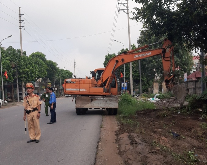 Ngoài công tác kiểm tra, xử lý vi phạm trong lĩnh vực vận tải, lực lượng chức năng huyện Phúc Thọ cũng thường xuyên kiểm tra, xử lý các vấn đề liên quan đến trật tự đô thị, đảm bảo an toàn giao thông