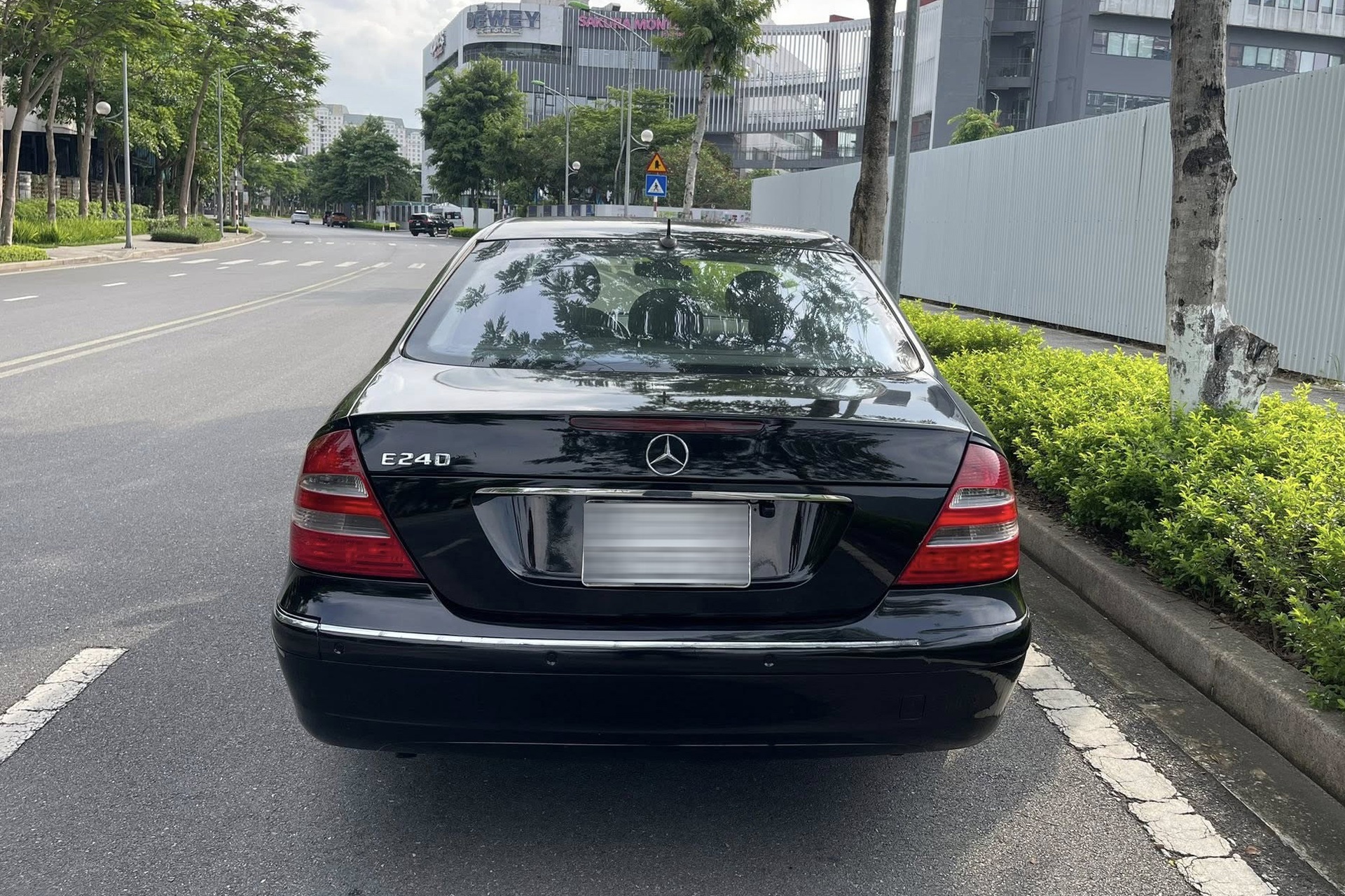 Đi 20 năm, xe sang Mercedes-Benz E240 rao bán giá rẻ hơn Honda SH - 9 Đi 20 năm, xe sang Mercedes-Benz E240 rao bán giá rẻ hơn Honda SH - 9