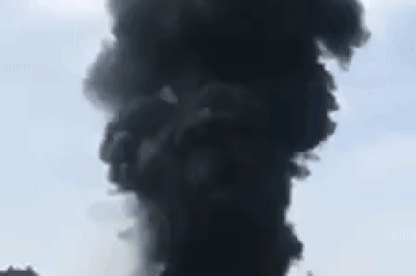 Xe bồn chở dầu bốc cháy ngùn ngụt sau va chạm trên cao tốc