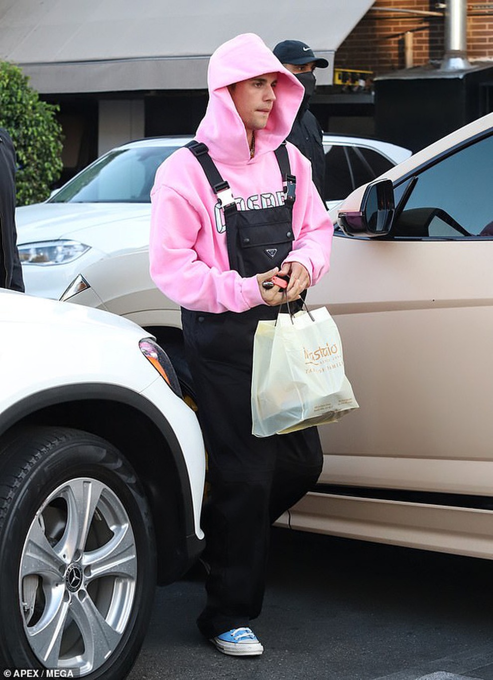 Những pha diện đồ luộm thuộm khó đỡ của Justin Bieber - 2 Những pha diện đồ luộm thuộm khó đỡ của Justin Bieber - 2