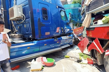 Xe khách và xe container đấu đầu, một cựu giáo viên tử vong