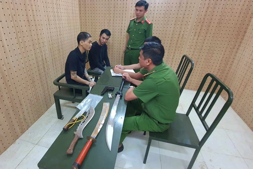 Mang súng đến nhà đối thủ nổ 3 phát chỉ vì mâu thuẫn trên Facebook - 2 Mang súng đến nhà đối thủ nổ 3 phát chỉ vì mâu thuẫn trên Facebook - 2