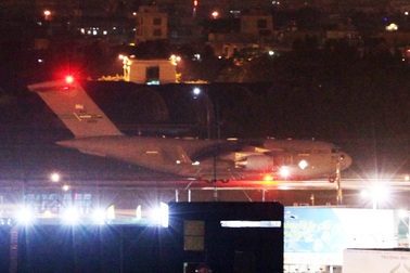 “Ngựa thồ” hạng nặng và tàu bay hải quân Mỹ liên tiếp đến Đà Nẵng