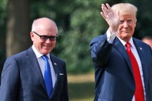 Bạn thân của ông Trump quyết cạnh tranh mua Chelsea với tỷ phú Ả Rập