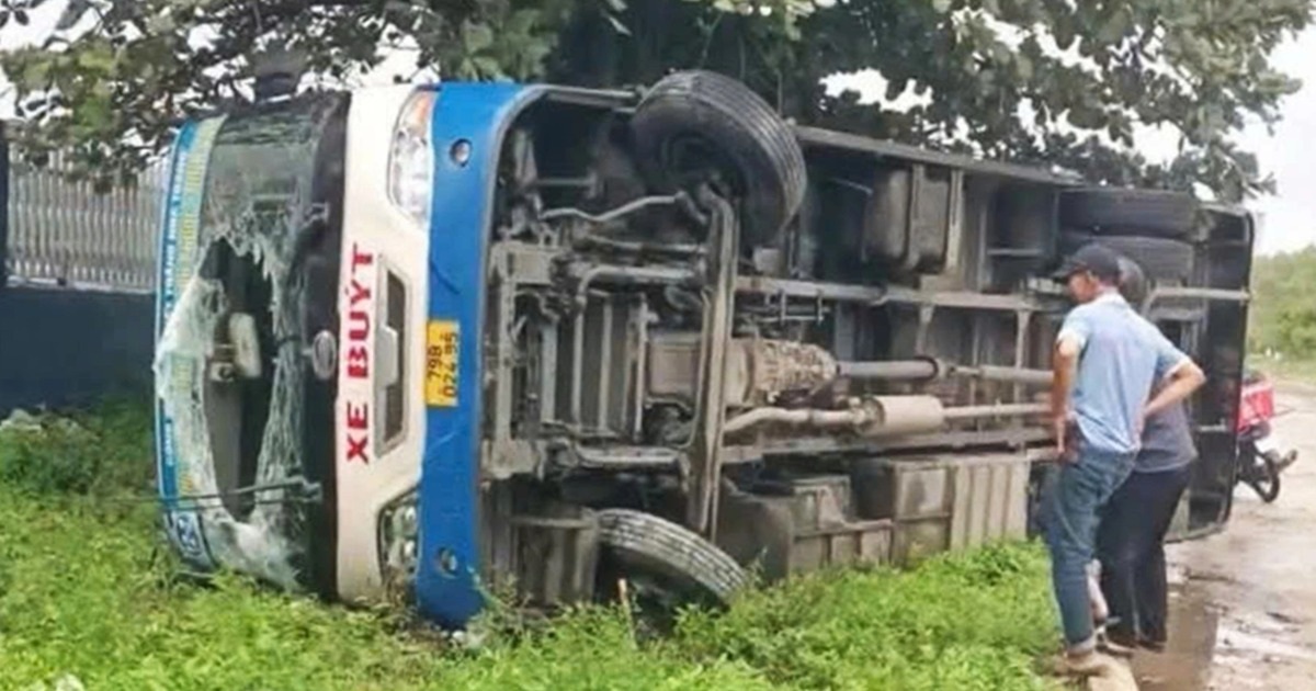 Xe buýt lật ngang, tài xế và nhân viên đập cửa giải cứu hành khách