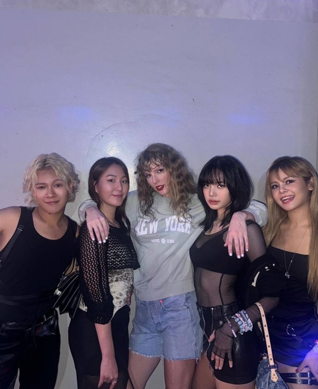 Loạt ảnh hậu trường độc, lạ triệu like của Lisa và Taylor Swift - 2 Loạt ảnh hậu trường độc, lạ triệu like của Lisa và Taylor Swift - 2