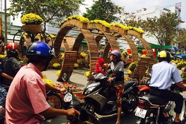 Tấp nập lấy hoa để lấy lộc ở đường hoa nghệ thuật 