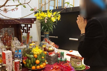 Ế ẩm người mua, chủ hàng vàng khấn vái liên tiếp "nhờ" Thần tài "kéo" khách