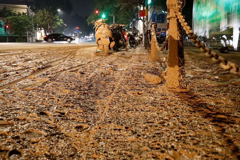 Phạt tài xế ô tô tải làm rơi bùn xuống phố Hà Nội khiến nhiều lái xe bị ngã - 1