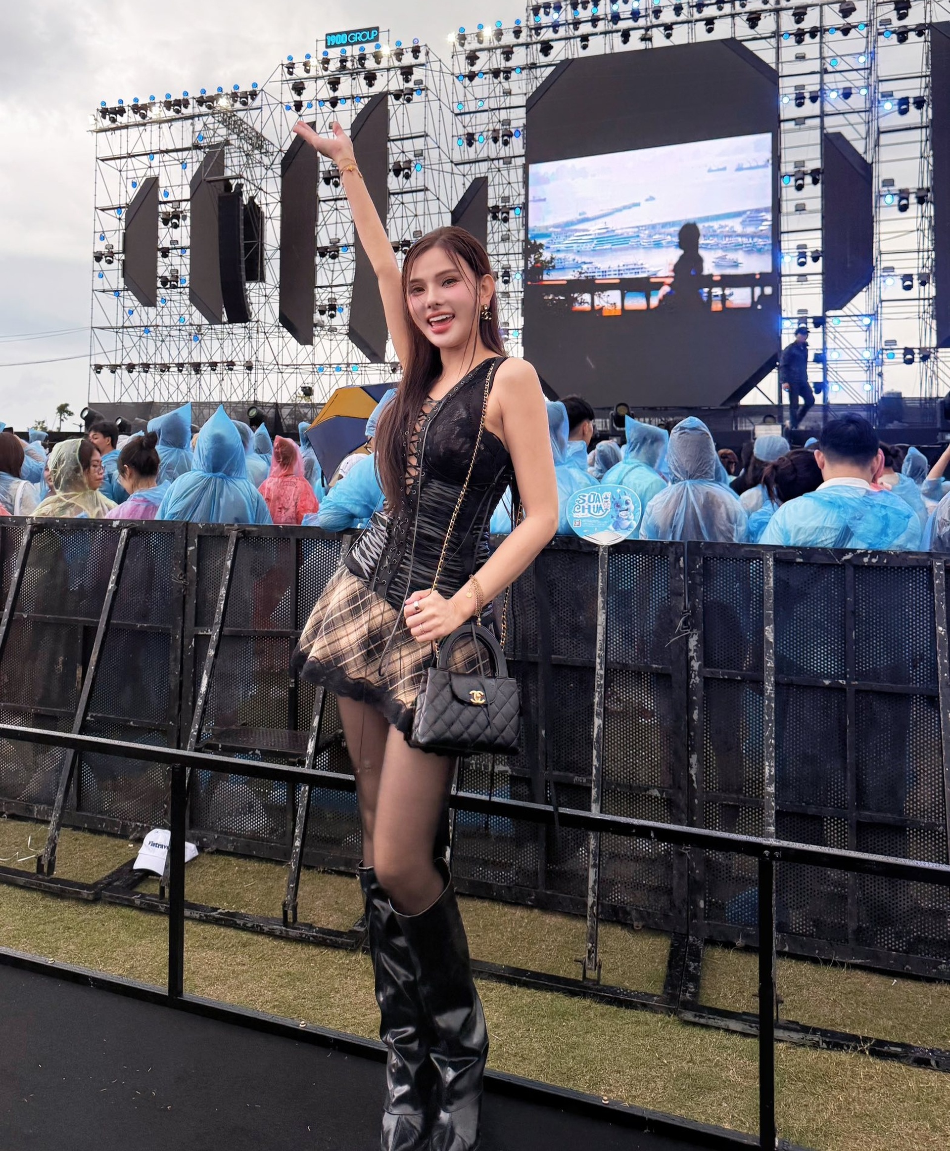 Ca sĩ Thu Thủy: Gợi cảm tuổi 41, viên mãn bên chồng kém 10 tuổi - 8