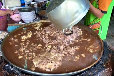 Nếm thử nồi nước hầm khổng lồ suốt 50 năm không hề đổ bỏ