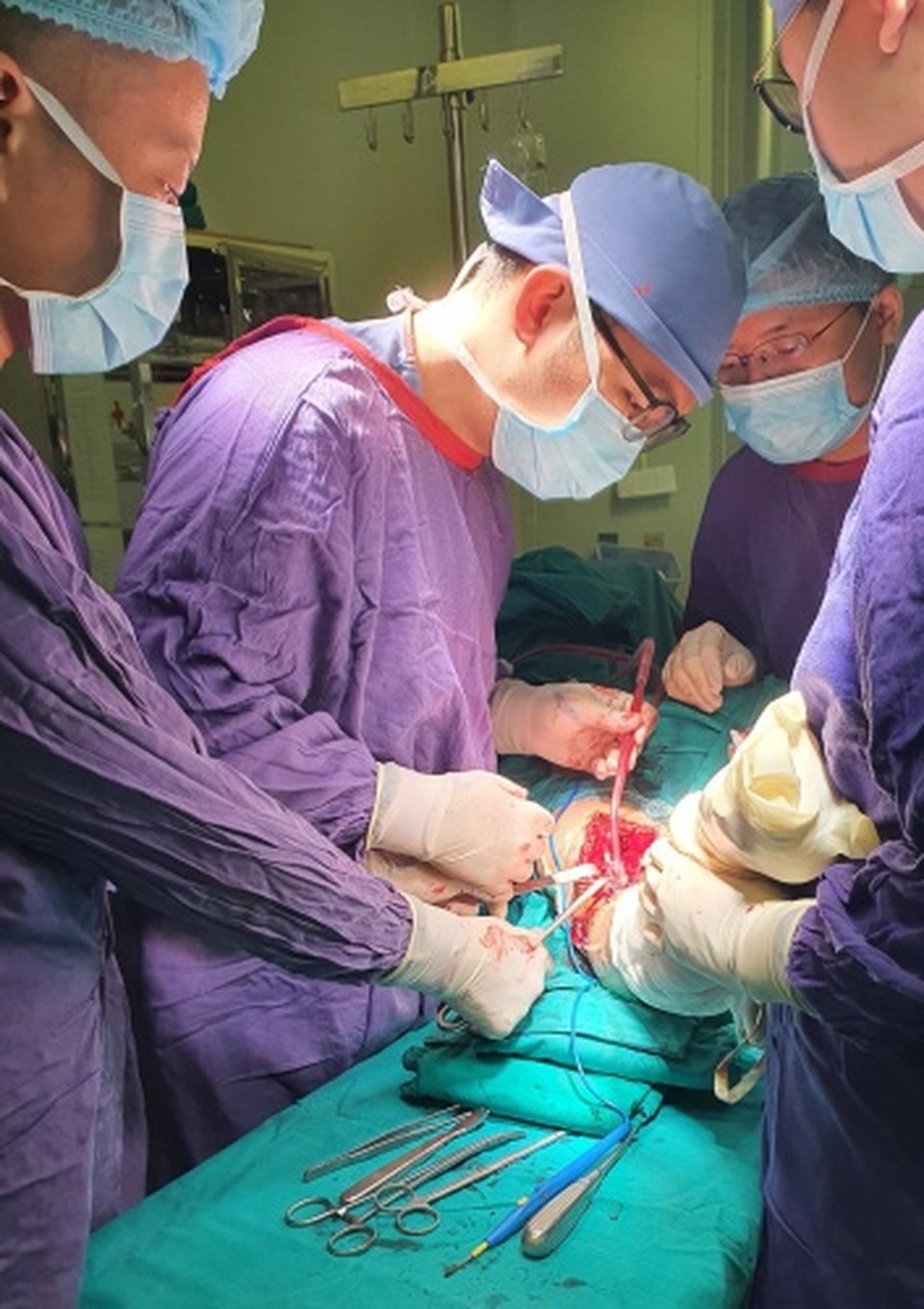 Phẫu thuật kết hợp cùng lúc 5 xương bị gãy cho thiếu niên 16 tuổi - 1