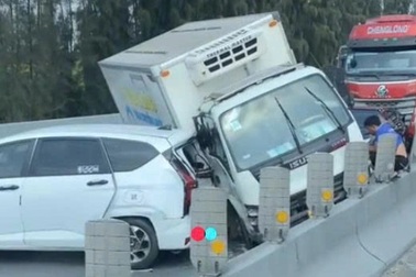 Ô tô đầu kéo đâm dồn toa 5 xe khác trên đường cao tốc