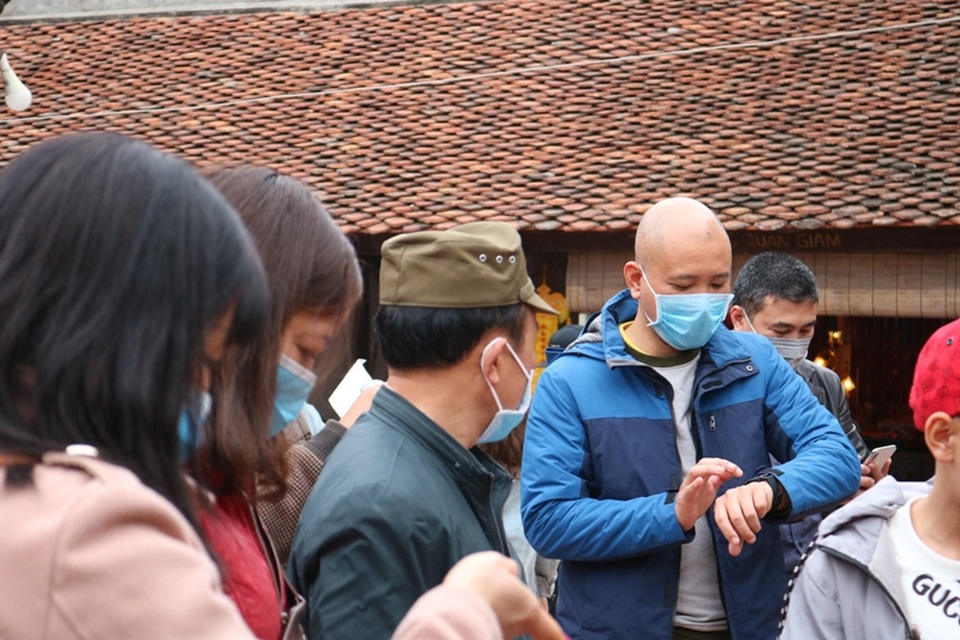 Người dân đeo khẩu trang đi chợ “mua may, bán rủi” - 10 Người dân đeo khẩu trang đi chợ “mua may, bán rủi” - 10