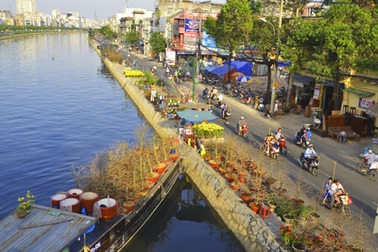 Thuyền hoa kiểng cập bến Sài Gòn