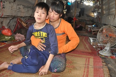 7 năm lênh đênh trên thuyền, cậu bé tật nguyền mơ một mái nhà che mưa, che nắng