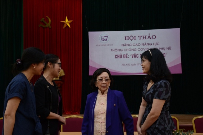 GS.TS KH Phạm Thị Trân Châu trao đổi với các đại biểu.