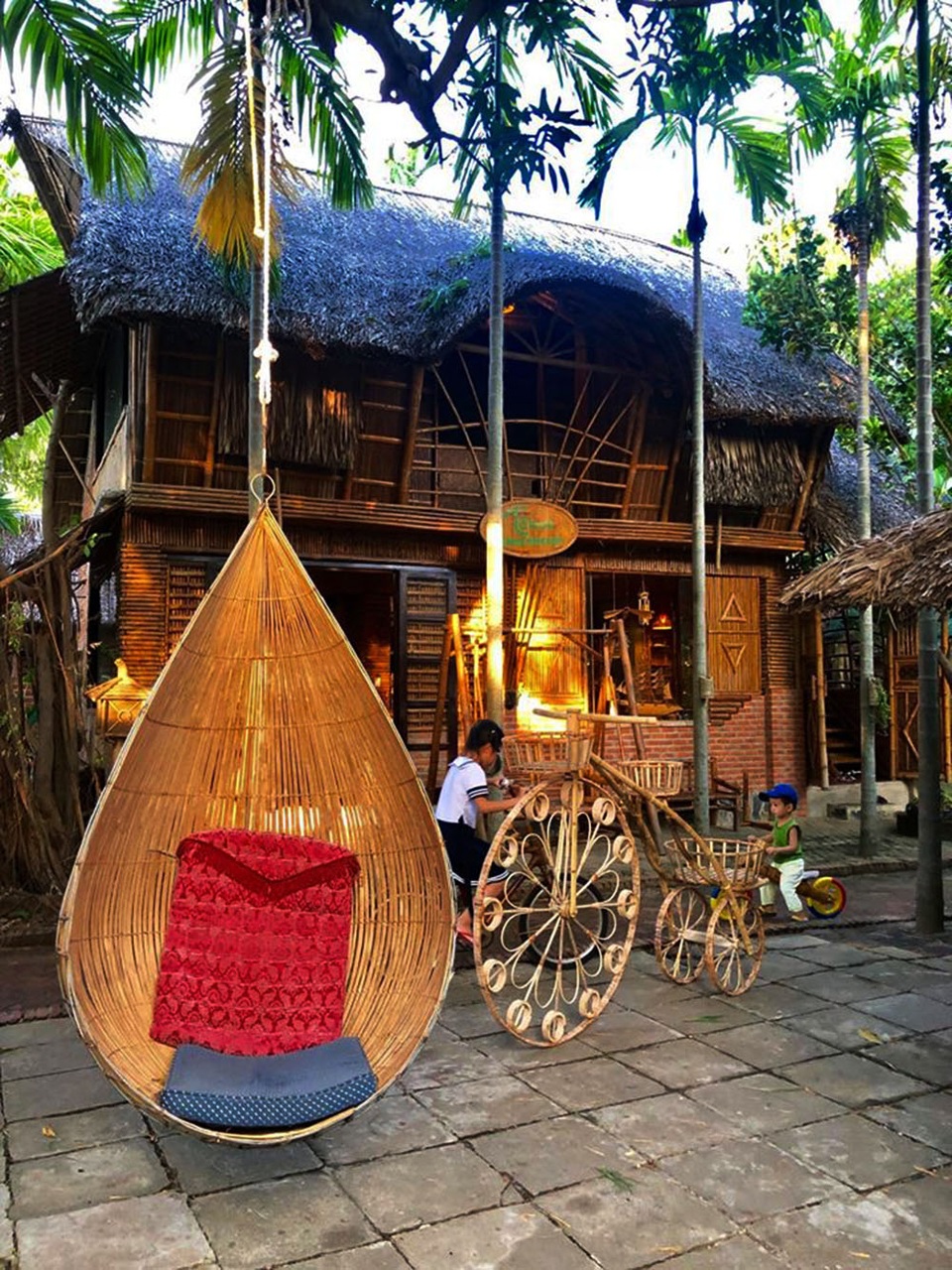 Ngôi nhà độc đáo làm bằng tre và dừa ở Hội An - 4 Ngôi nhà độc đáo làm bằng tre và dừa ở Hội An - 4