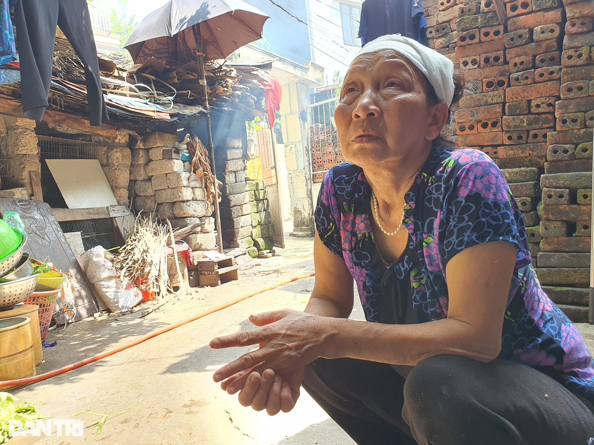 Ông qua đời, mẹ bỏ đi biệt tích, 2 đứa trẻ mồ côi bố chông chênh tới trường - 8 Ông qua đời, mẹ bỏ đi biệt tích, 2 đứa trẻ mồ côi bố chông chênh tới trường - 8