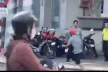 Gã trai cầm dao chém liên tiếp người đàn ông, gây náo loạn giữa phố