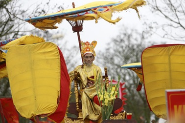 Vua chúa ngả nghiêng về làng