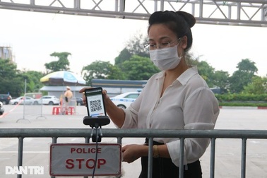 "Mắt thần" nhận diện tại chốt kiểm soát: Xanh cho đi, đỏ phải dừng
